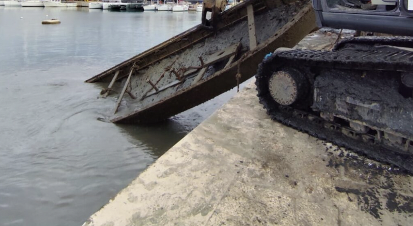 Al Porto di Trapani si procede a recuperare relitti e rifiuti dai fondali