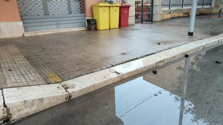 Alla Stazione di Marsala si prendono più pozzanghere che treni…