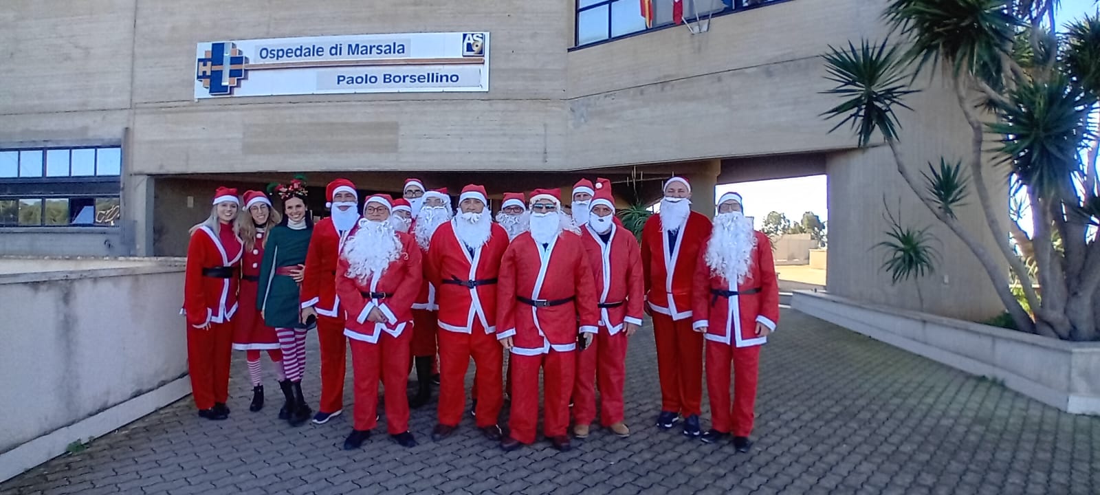 Marsala: i Babbi Natale del Vespa Club Ruote d’Occidente portano un sorriso in Pediatria