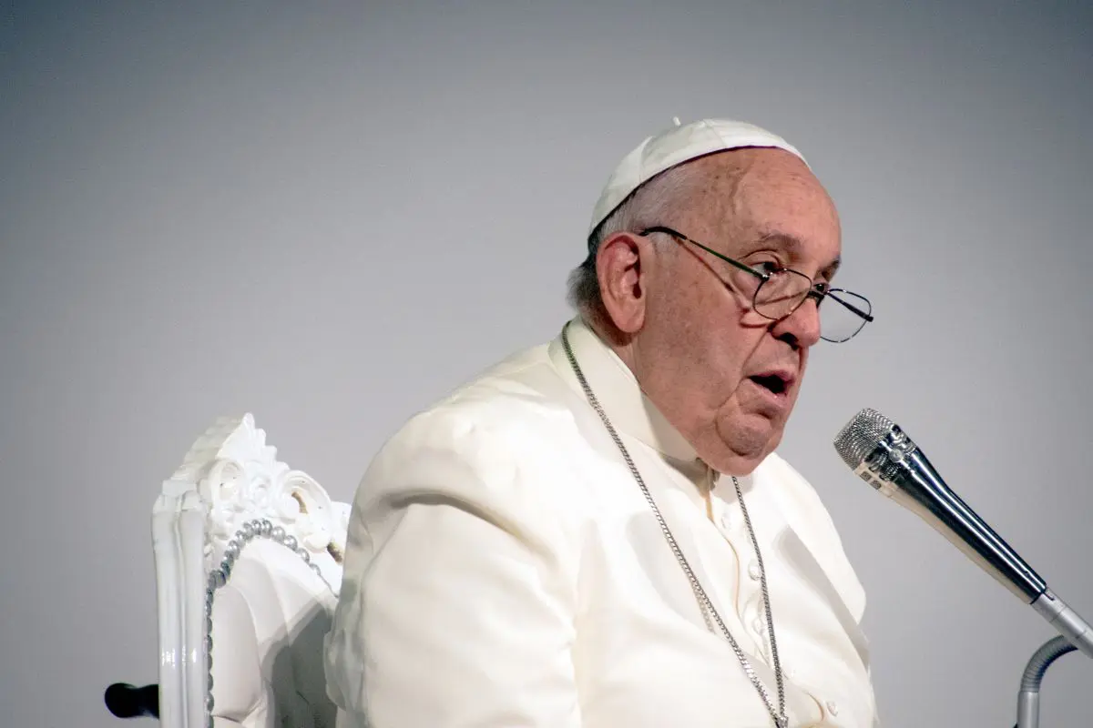 Papa Francesco “C’è bisogno di speranza, di luce e di pace”