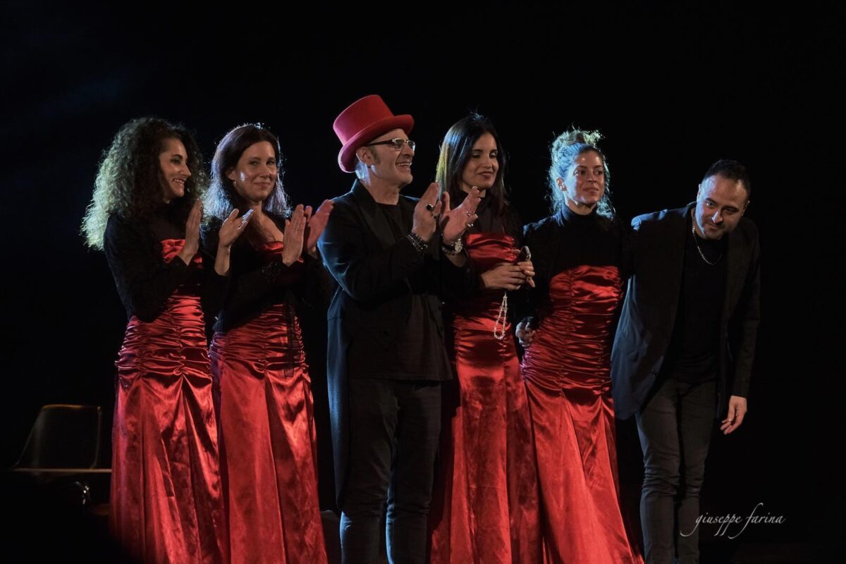 Gli ‘archi e le frecce’ di Francesco Baccini ‘in fuga’ scaldano il Teatro Impero di Marsala