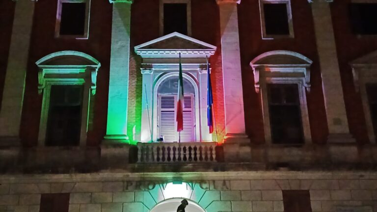 Prefettura, tricolore illuminato in occasione della giornata della bandiera italiana