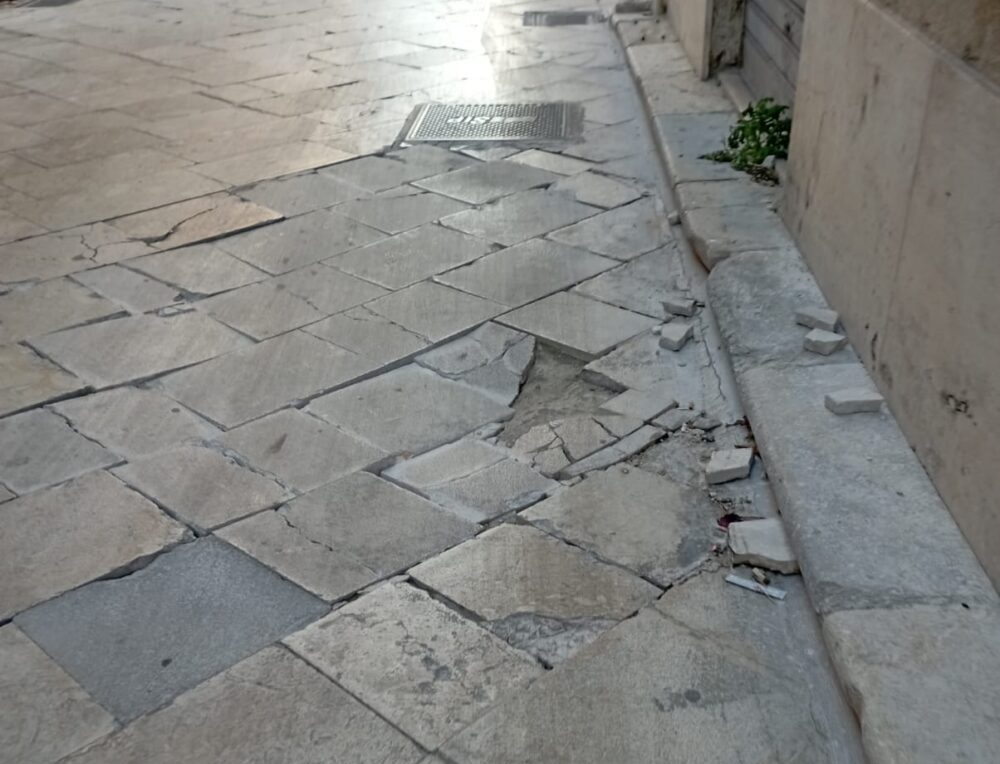 Il basolato sconnesso di Marsala: un rischio per i pedoni, un danno estetico alla città