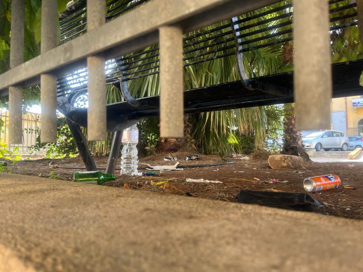 Marsala: un manto di bottiglie nei giardini di Porticella