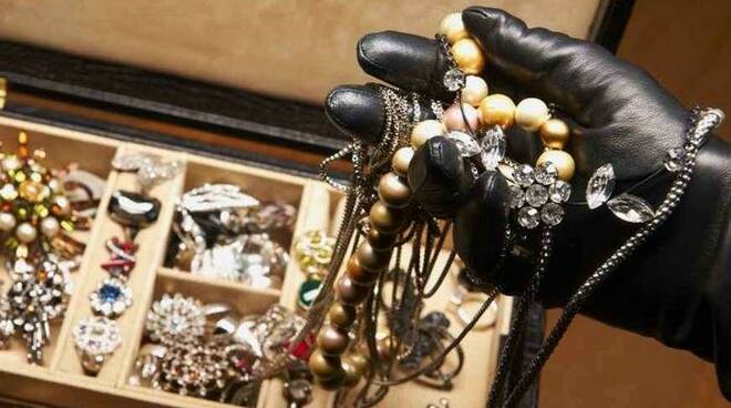 Alcamo: faceva la badante e rubava gioielli, arrestata 56enne