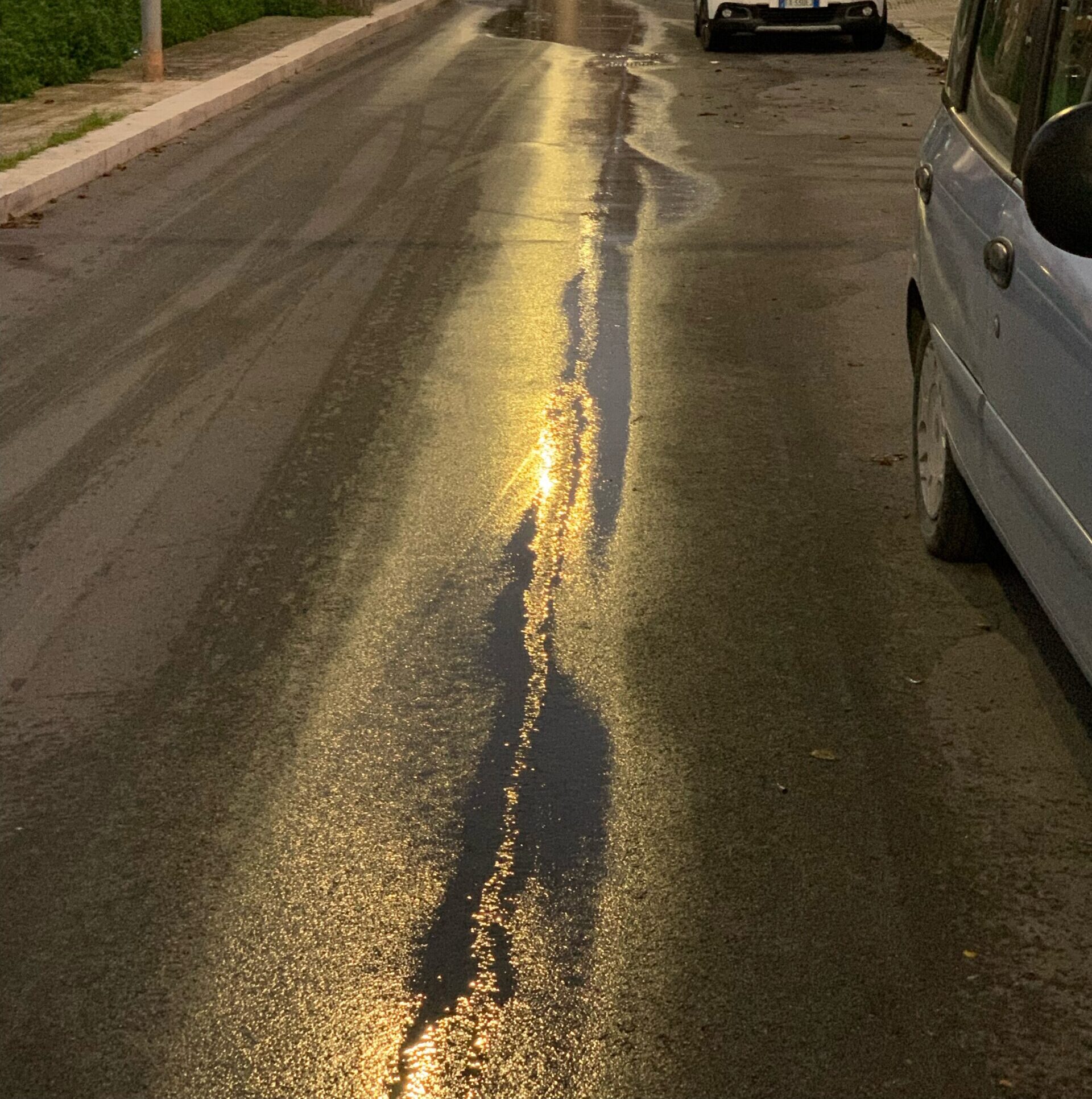 Marsala, una lunga perdita in viale Whitaker da mesi. VIDEO