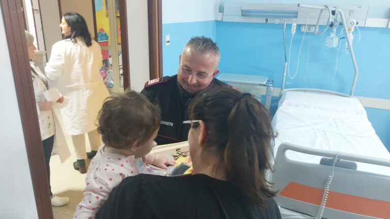 I Carabinieri di Trapani portano doni alla Pediatria dell’ospedale Sant’Antonio Abate