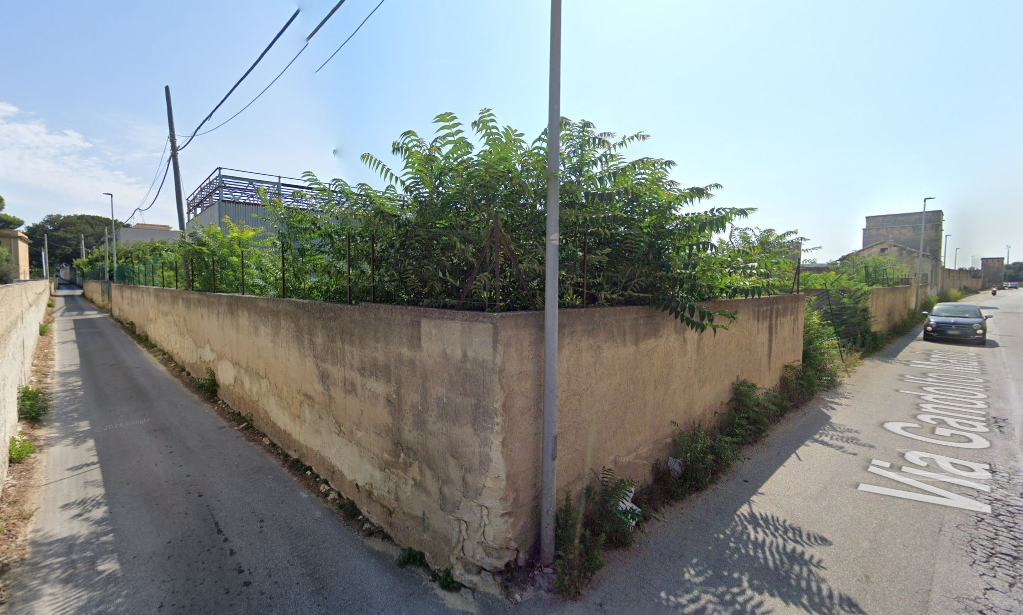 Marsala: Ferrovie demolisce un immobile, chiude una strada