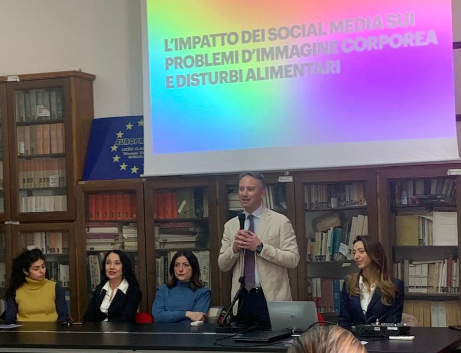L’impatto social sull’immagine e sui disturbi alimentari, i medici entrano al Classico di Marsala