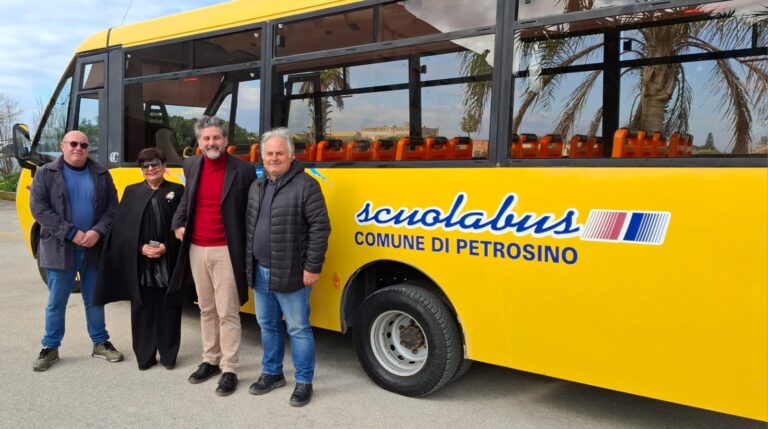Il Comune di Petrosino acquista un nuovo scuolabus, quello vecchio era del ’96