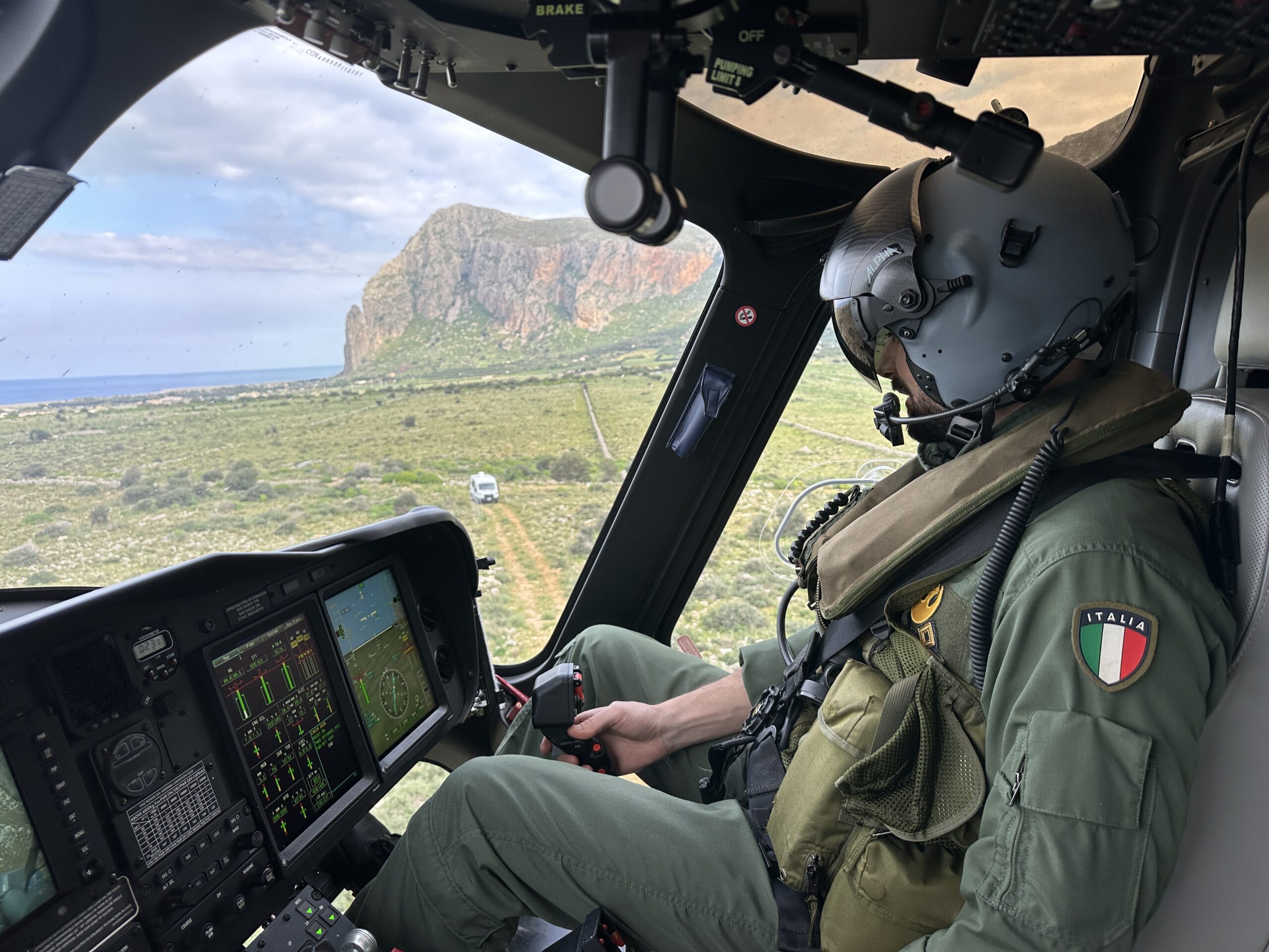 Addestramento alpino con unità cinofila dell’Arma per i soccorsi in zone impervie di montagna