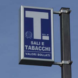 Minaccia tabaccaio con pistola scacciacani: ad Alcamo denunciato straniero