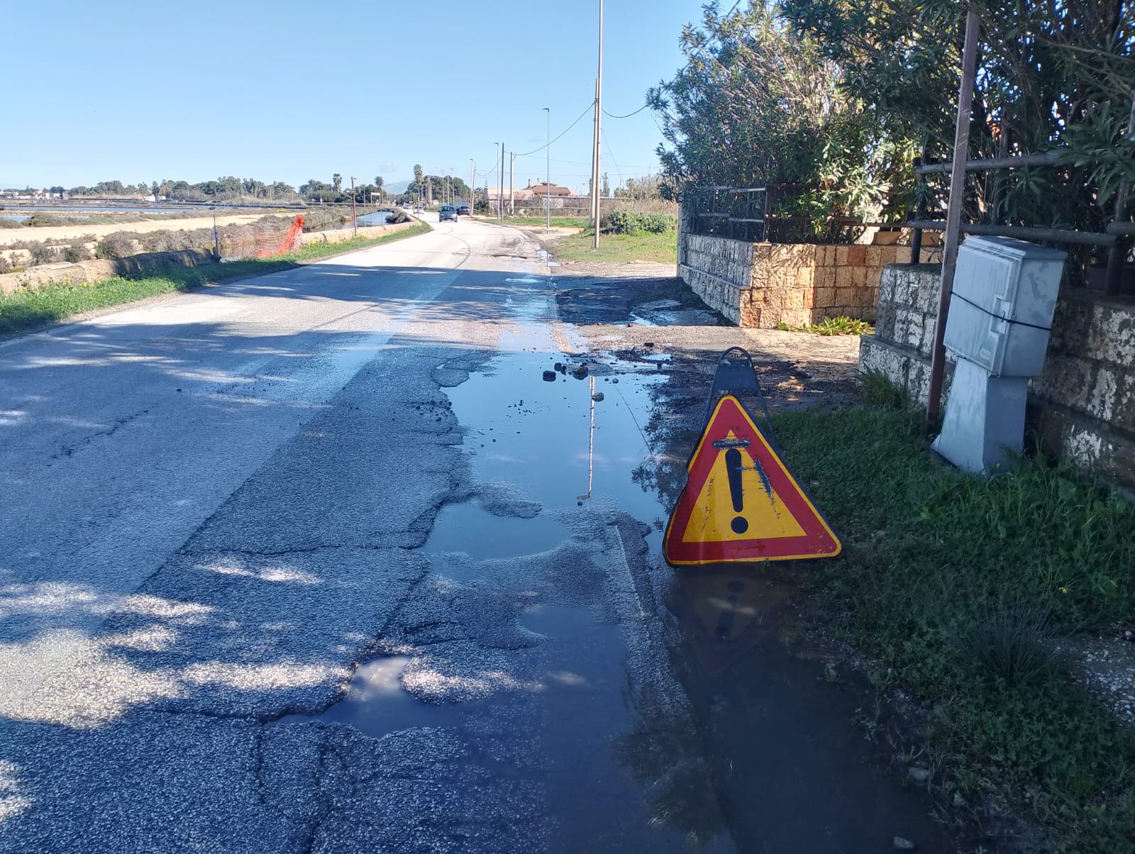Marsala, sulla SP21 una buca da oltre un mese viene riparata alla buona: “Rischio per i mezzi”
