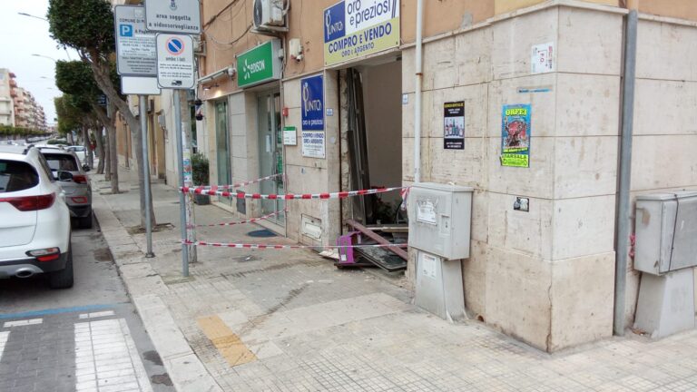 Marsala: grossi danni in un Compro Oro, non una rapina ma un incidente stradale