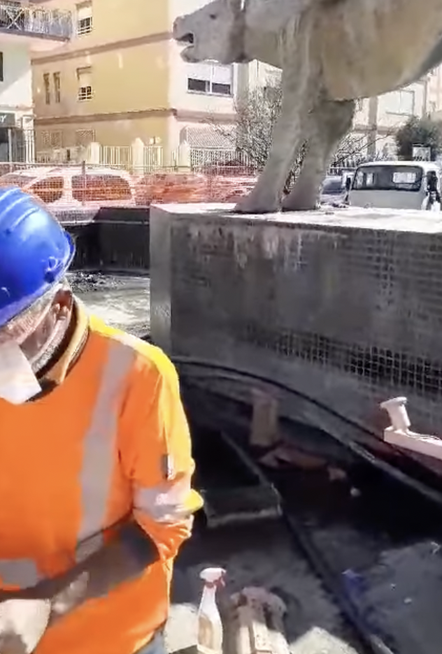 Si ripulisce (finalmente) la Fontana del Vino di Marsala. VIDEO