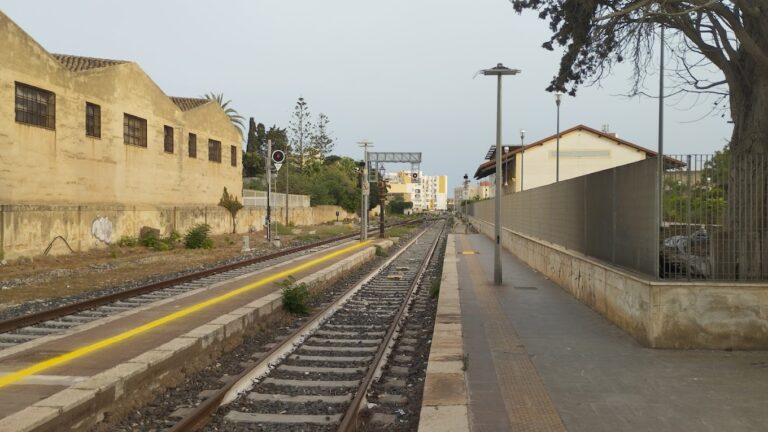 Linea ferroviaria interrotta sulla Marsala-Mazara, 79enne tenta gesto estremo