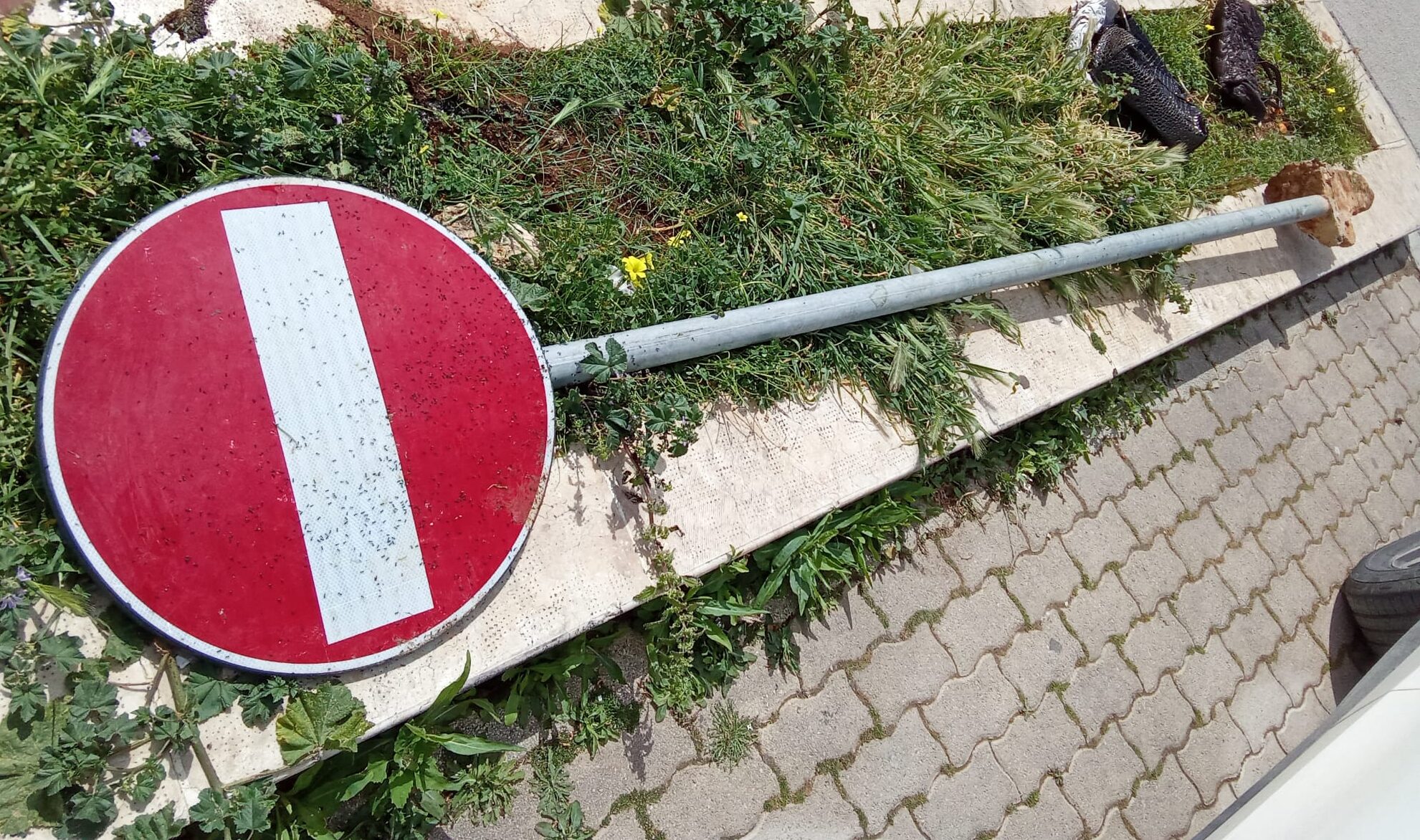 Marsala: da dieci giorni segnale di divieto abbattuto nel parcheggio del Lungomare