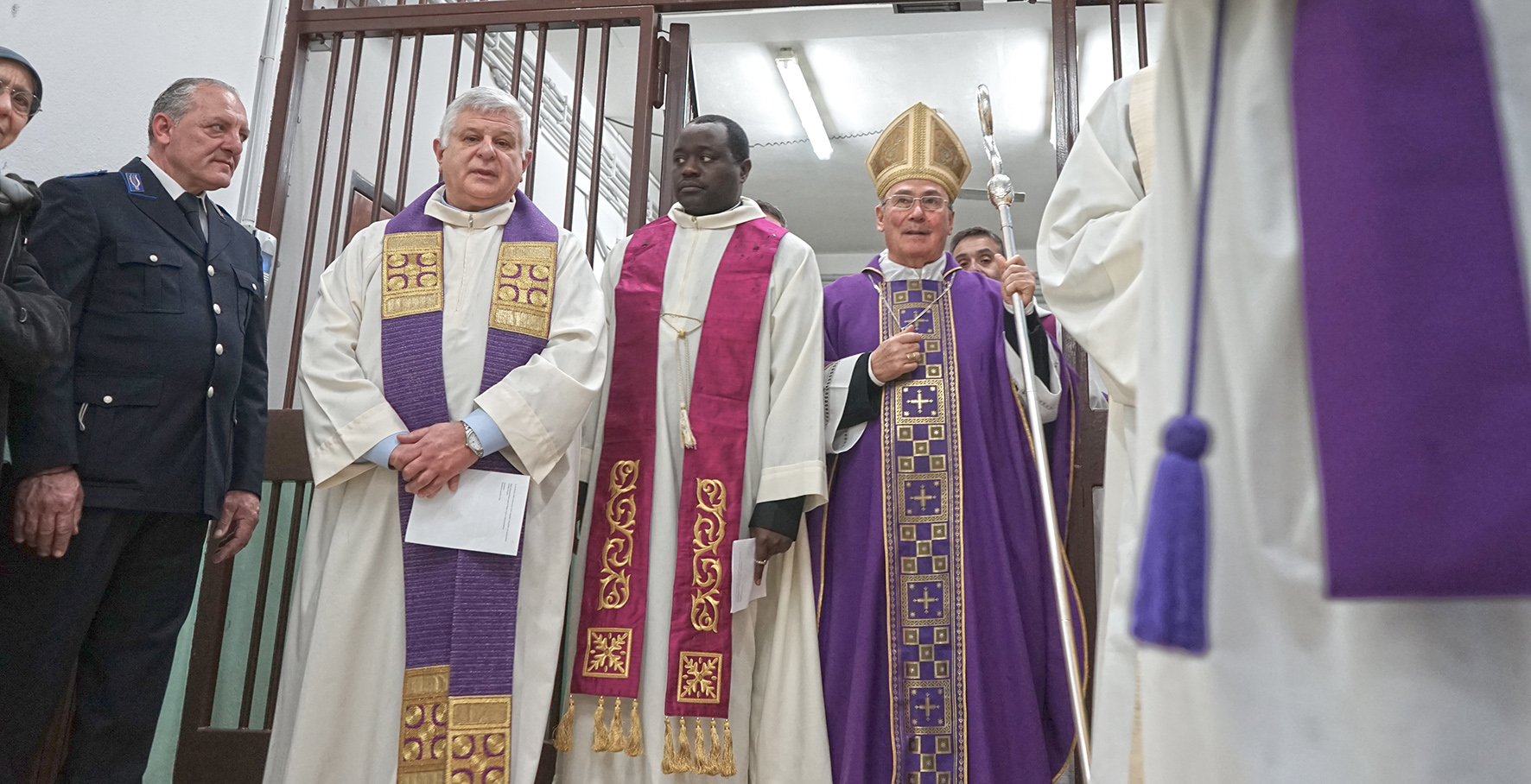 Il Vescovo Giurdanella apre la porta santa al Carcere di Castelvetrano