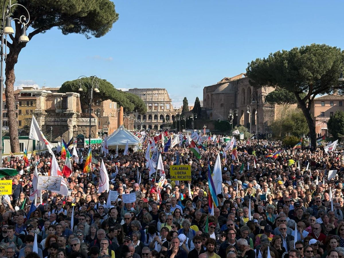 Conte “100 mila in piazza, no a folle piano di riarmo”