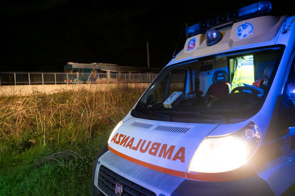 Auto contro un albero, morti quattro giovanissimi nel tarantino