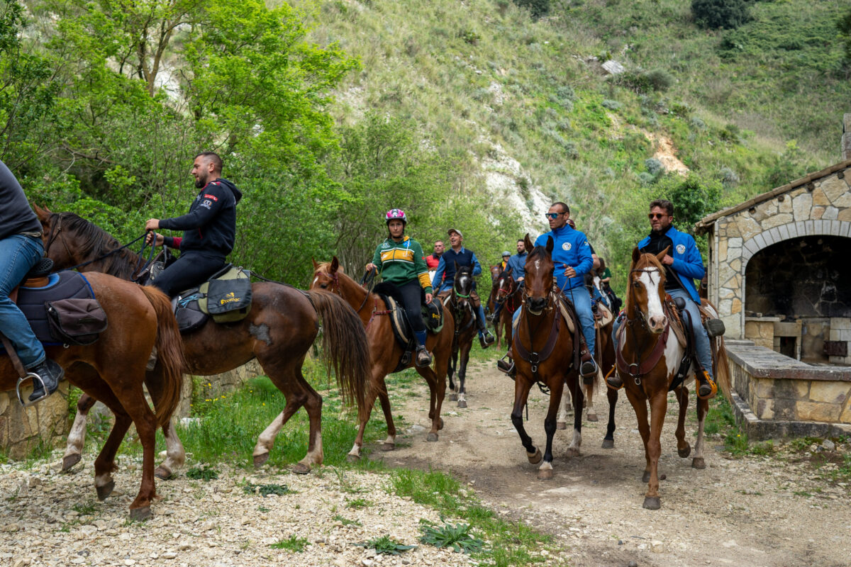 A Castellammare 100 cavalieri per combattere la fibrosi cistica