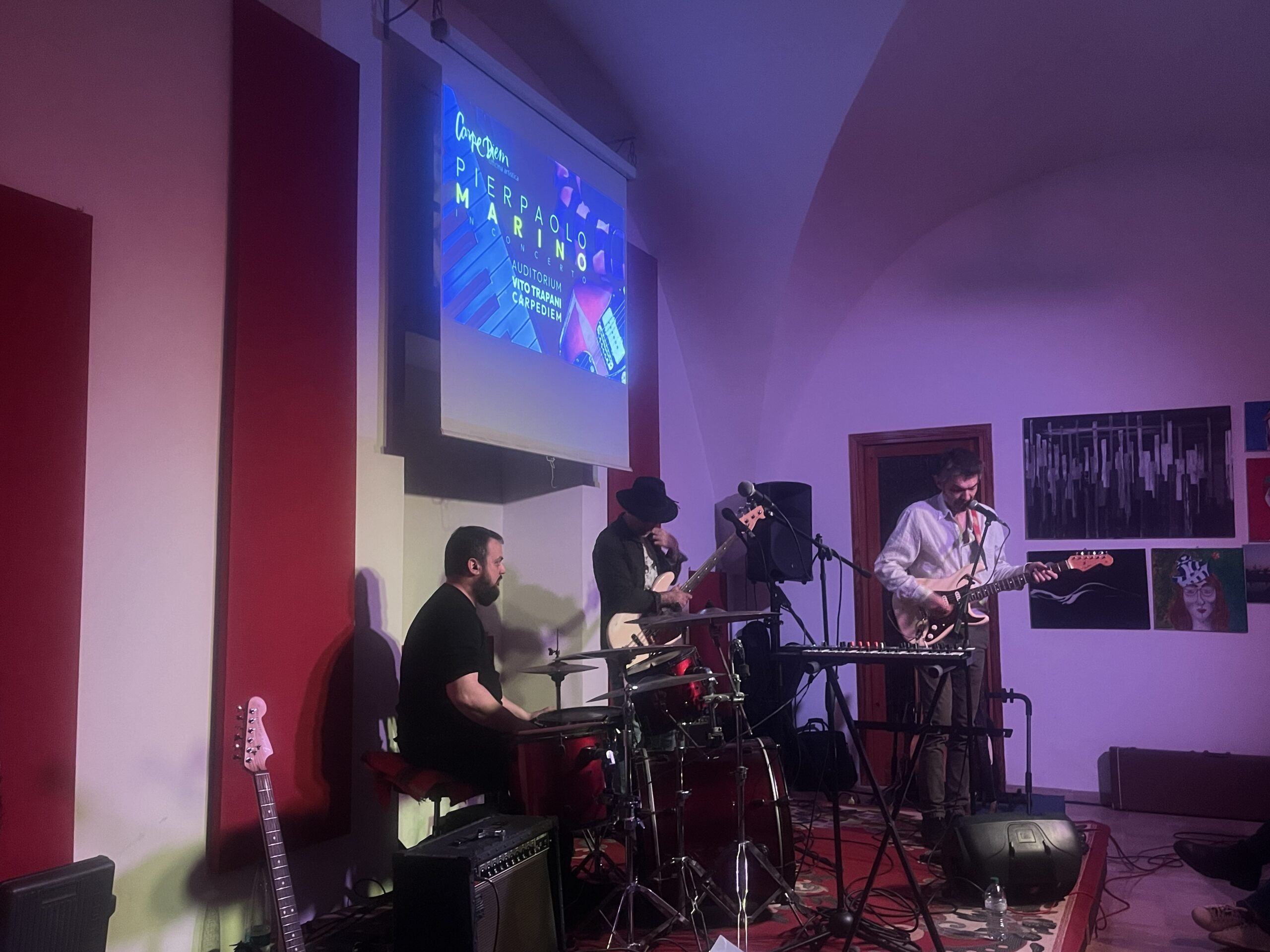 Marsala: un Pierpaolo Marino “senza controllo” tinge di rock il Carpe Diem. VIDEO