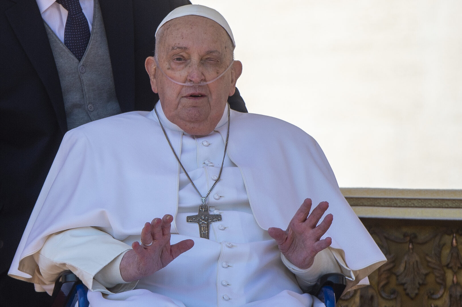 Papa Francesco appare a sorpresa in Piazza San Pietro: “Buona domenica a tutti”