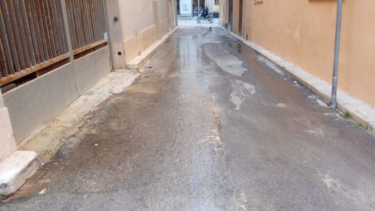 Marsala: in una traversa di via Roma l’acqua scorre da settimane per un guasto