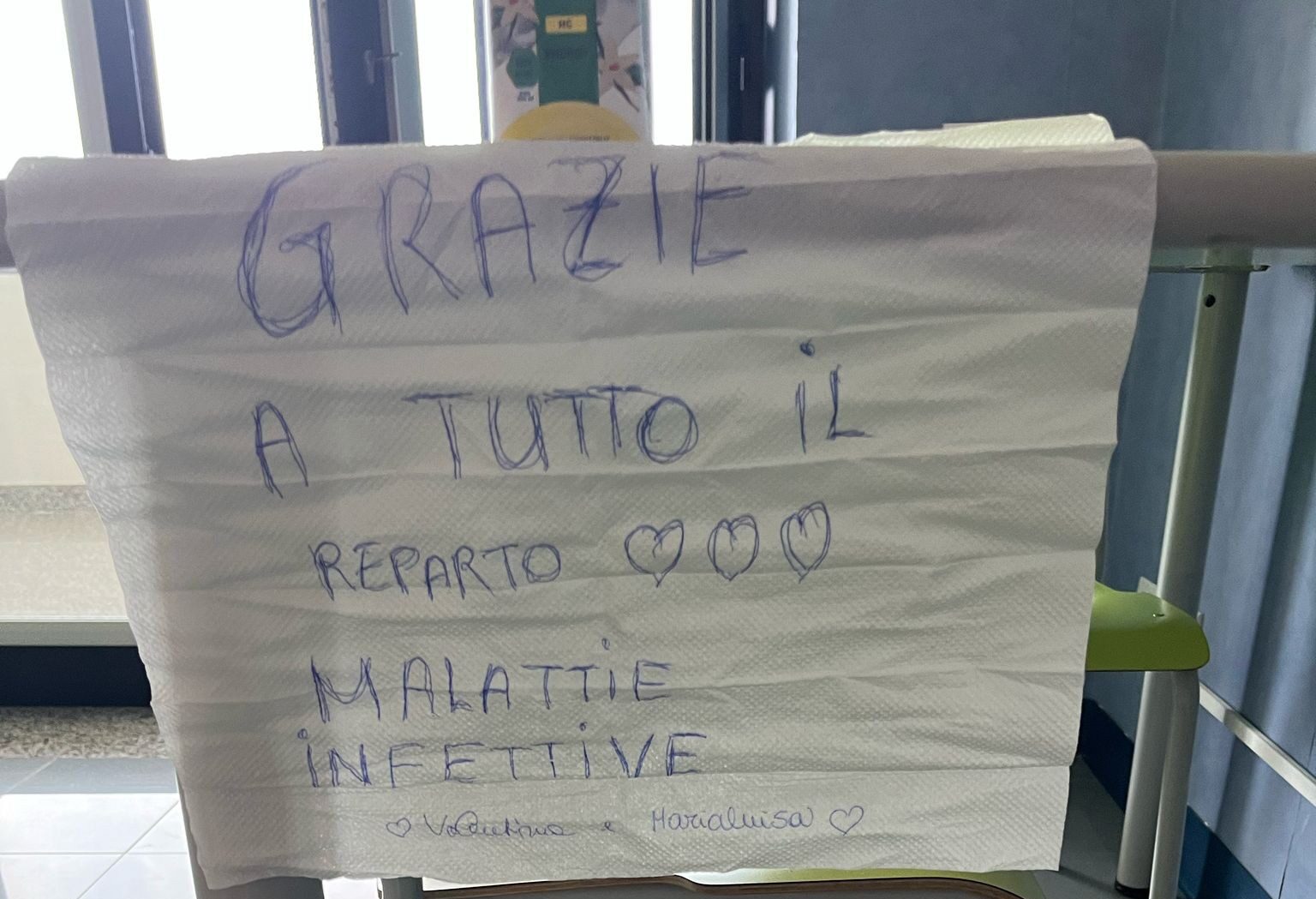 Rimette a posto la stanza dell’ospedale di Marsala in cui è stata ricoverata e lascia un messaggio