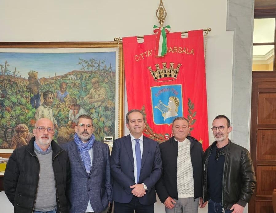Riaprire il viale di Porta Nuova: consegnate al sindaco 700 firme