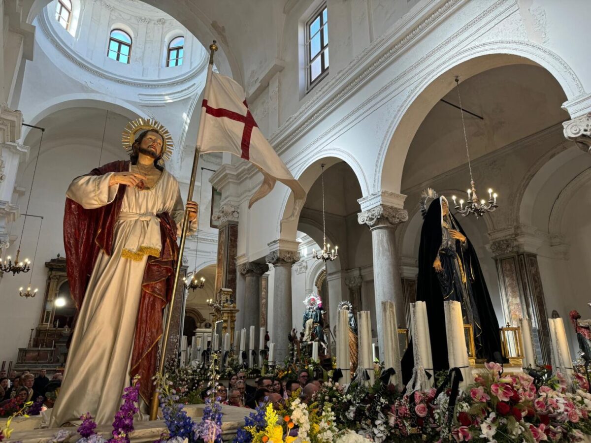 Trapani: il Cristo Morto torna nella Chiesa del Collegio in processione