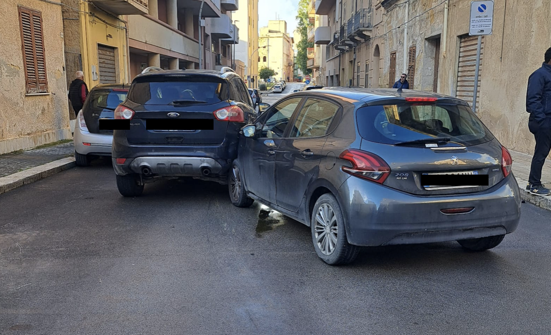 Marsala: incidente tra vetture, una finisce contro due auto posteggiate
