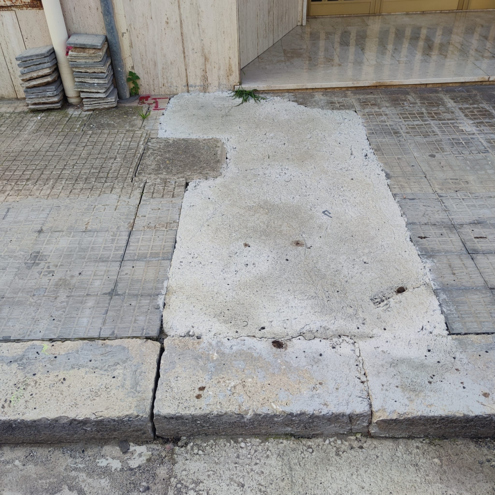 A Paceco lavori nei marciapiedi per la rete elettrica: “Riparazioni provvisorie”