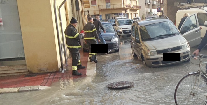 A Marsala piove e saltano i tombini, un’auto ci finisce dentro