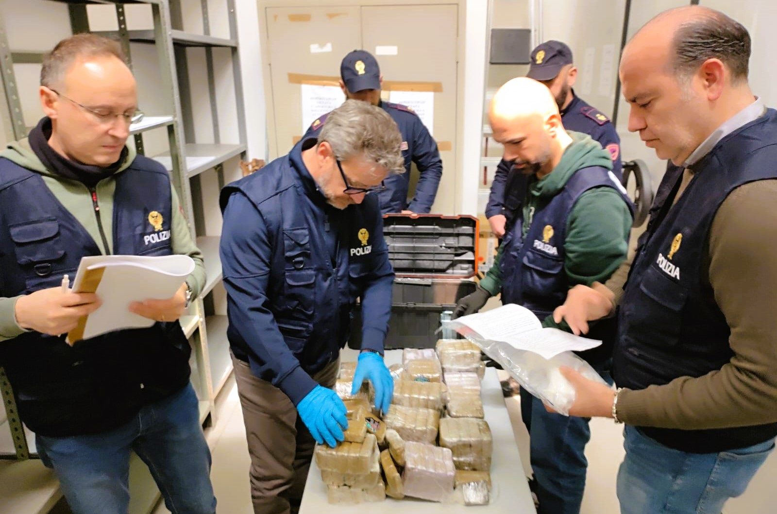 A Gela sequestrati 19 Kg di hashish e cocaina, un arresto