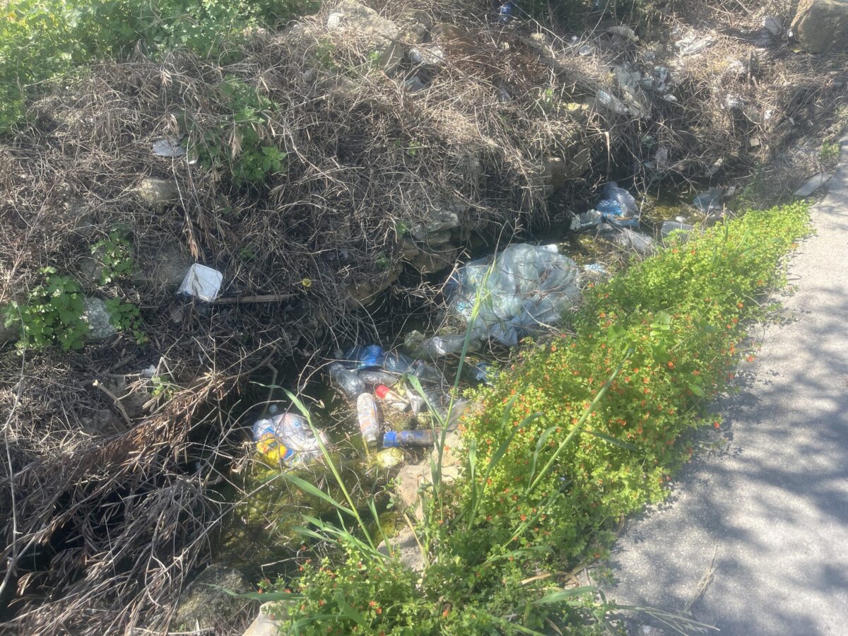 Marsala, “i canali d’acqua sono una lunga scia di rifiuti tossici, vergogna”