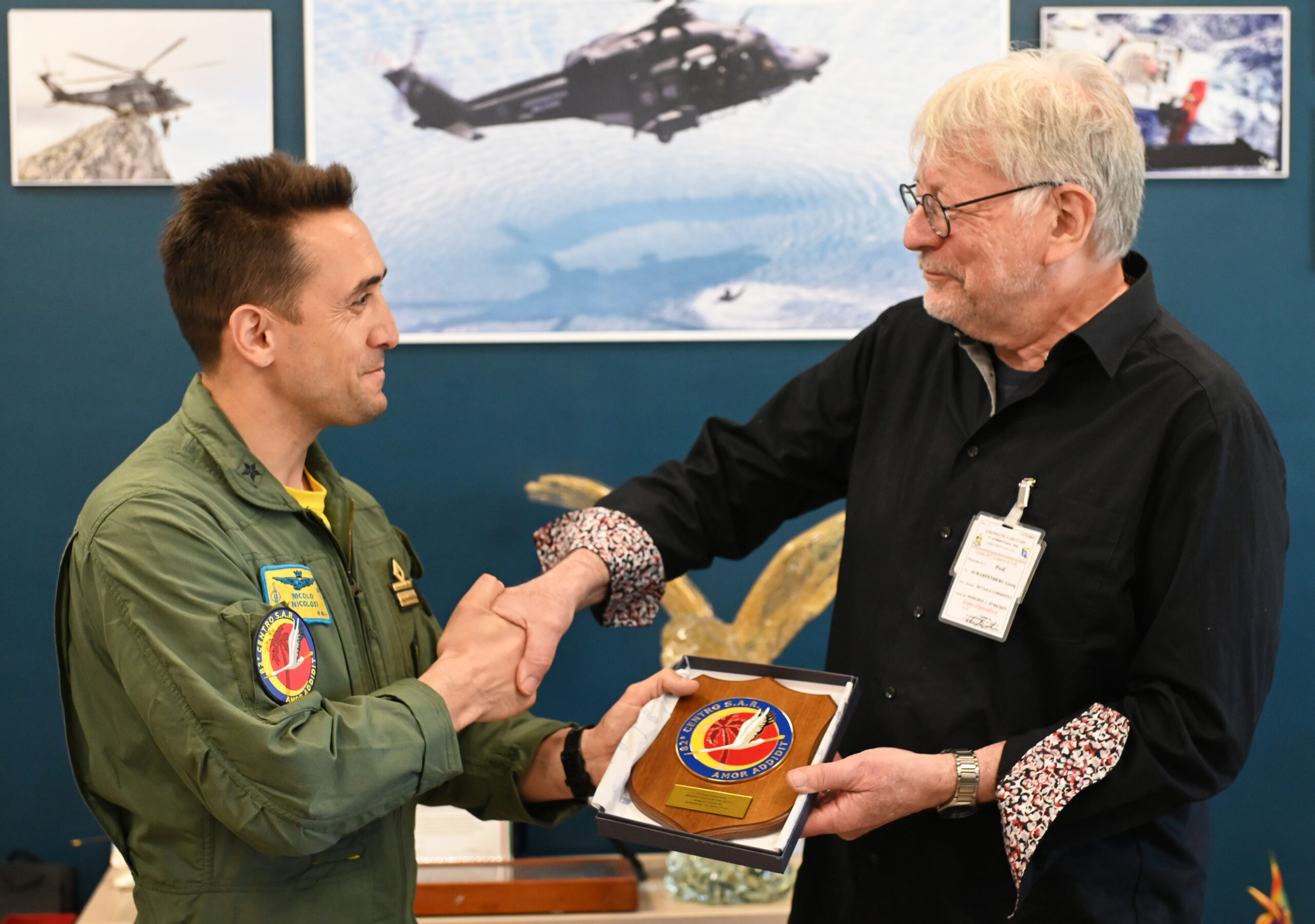 I militari di Birgi lo soccorrono su una nave al largo delle coste trapanesi, ora fa visita all’Aeronautica