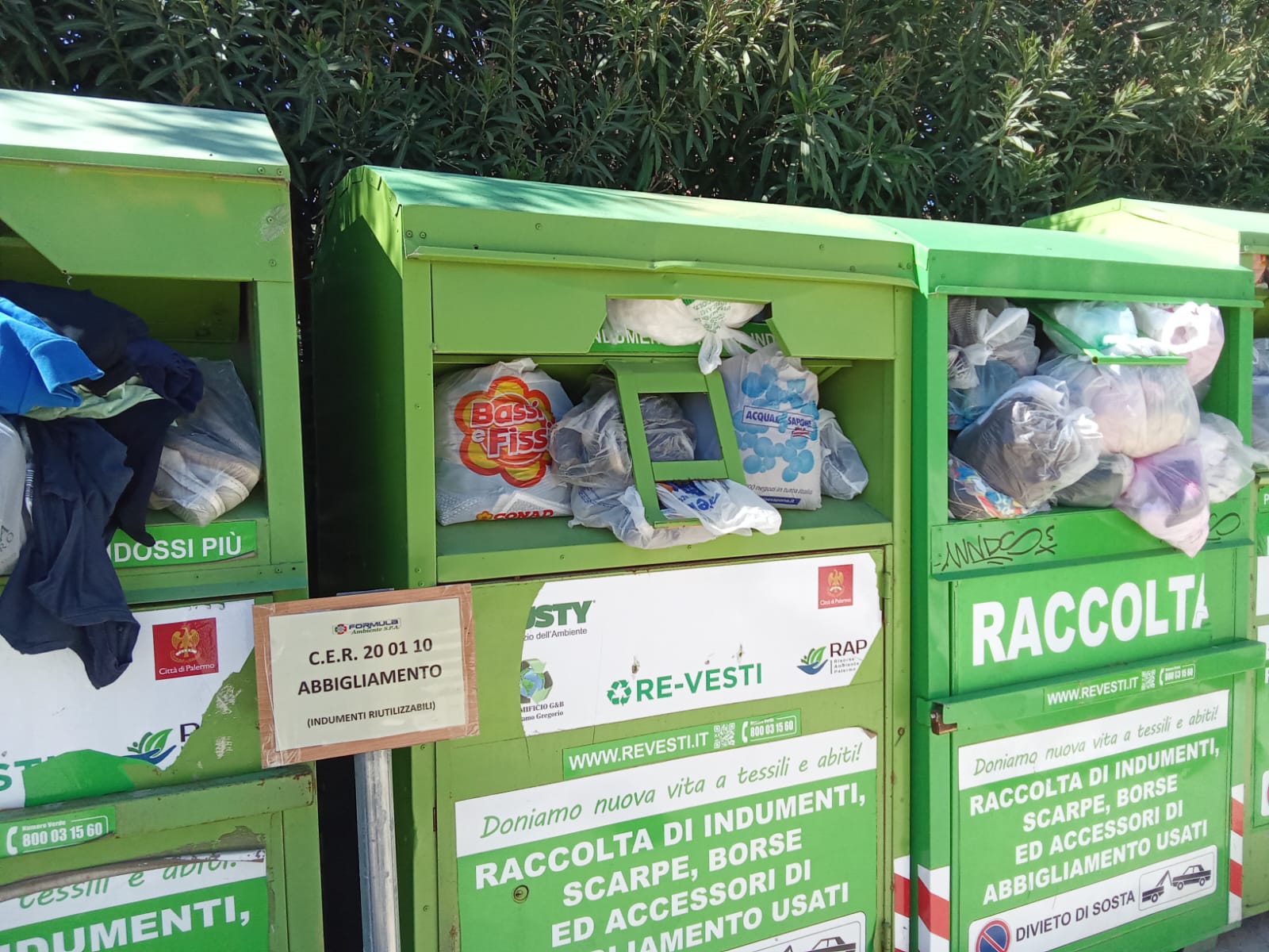 Marsala, “Nell’isola ecologica del Salato bidoni degli indumenti pieni, la ditta non viene a svuotarli”