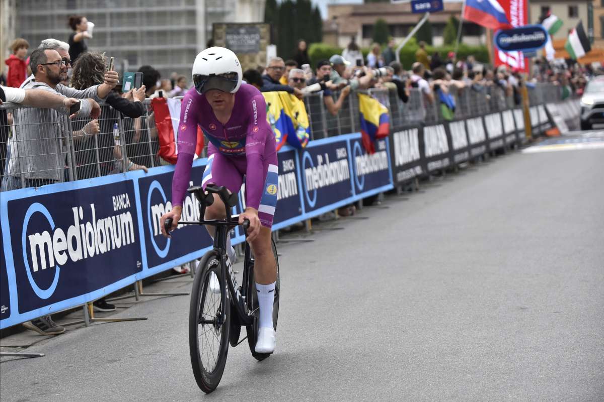 Hoole vince la crono di Pisa, Del Toro resta maglia rosa