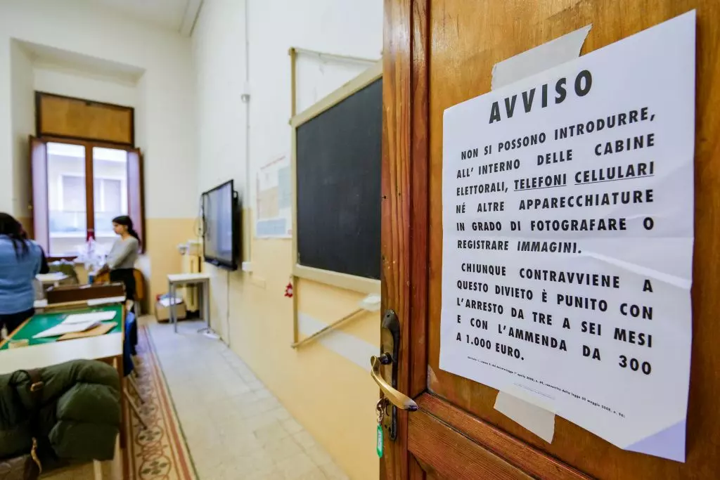 Riaperti i seggi per le Amministrative. Affluenza in calo al 43,85%