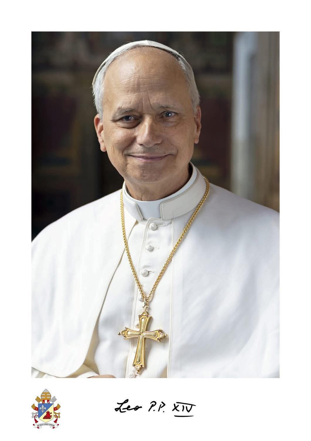 Il Vaticano pubblica la foto ufficiale di Leone XIV: simboli, firma e messaggio spirituale