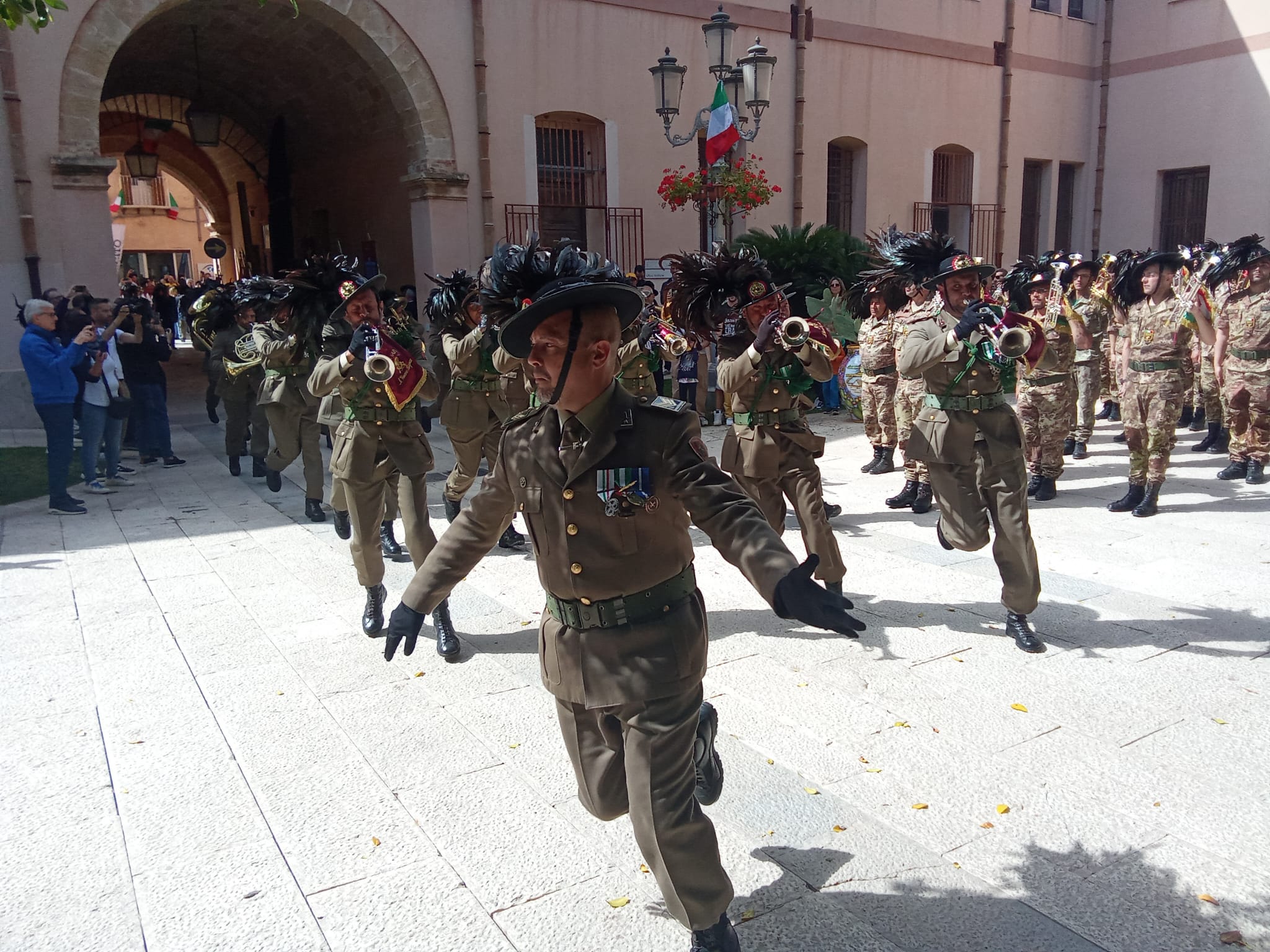 L’omaggio di Marsala ai Bersaglieri d’Italia, al Palazzo Municipale arriva il Medagliere