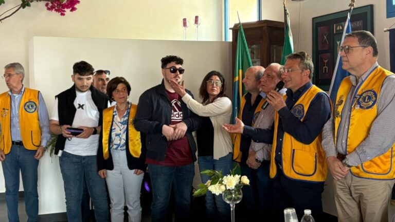 A Santa Ninfa il Lions dona a non vedenti due occhiali con IA