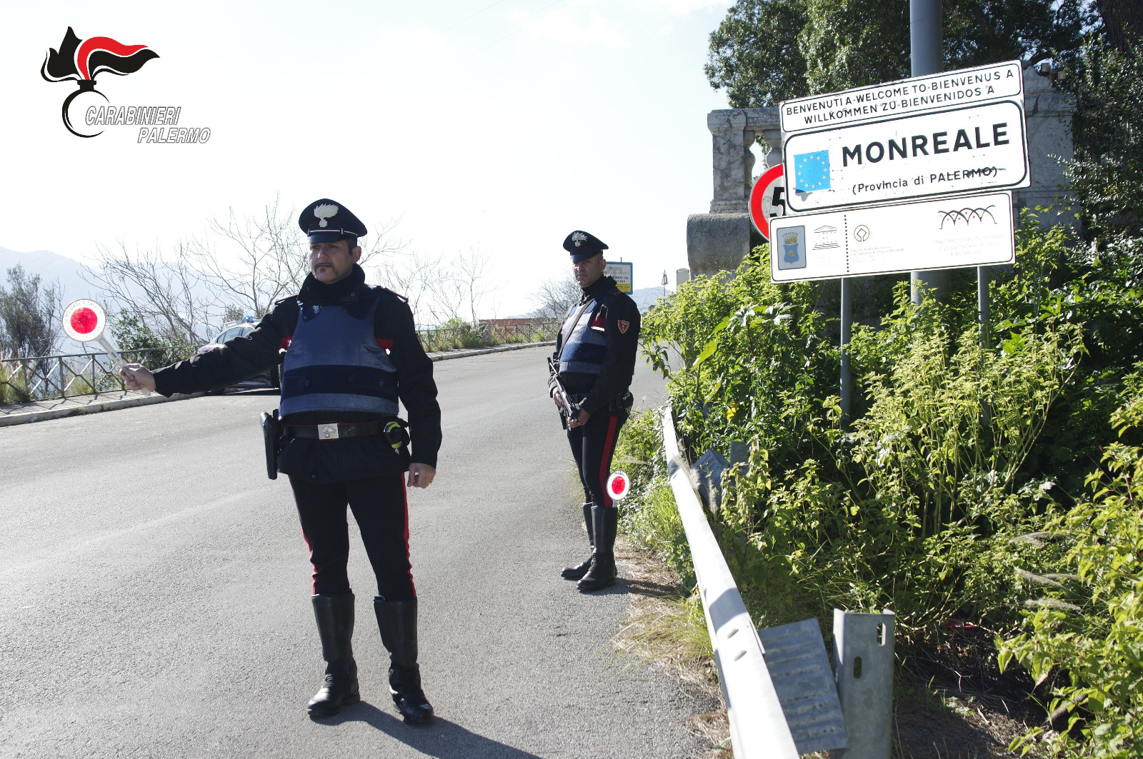 Evade dai domiciliari per organizzare una festa, un arresto