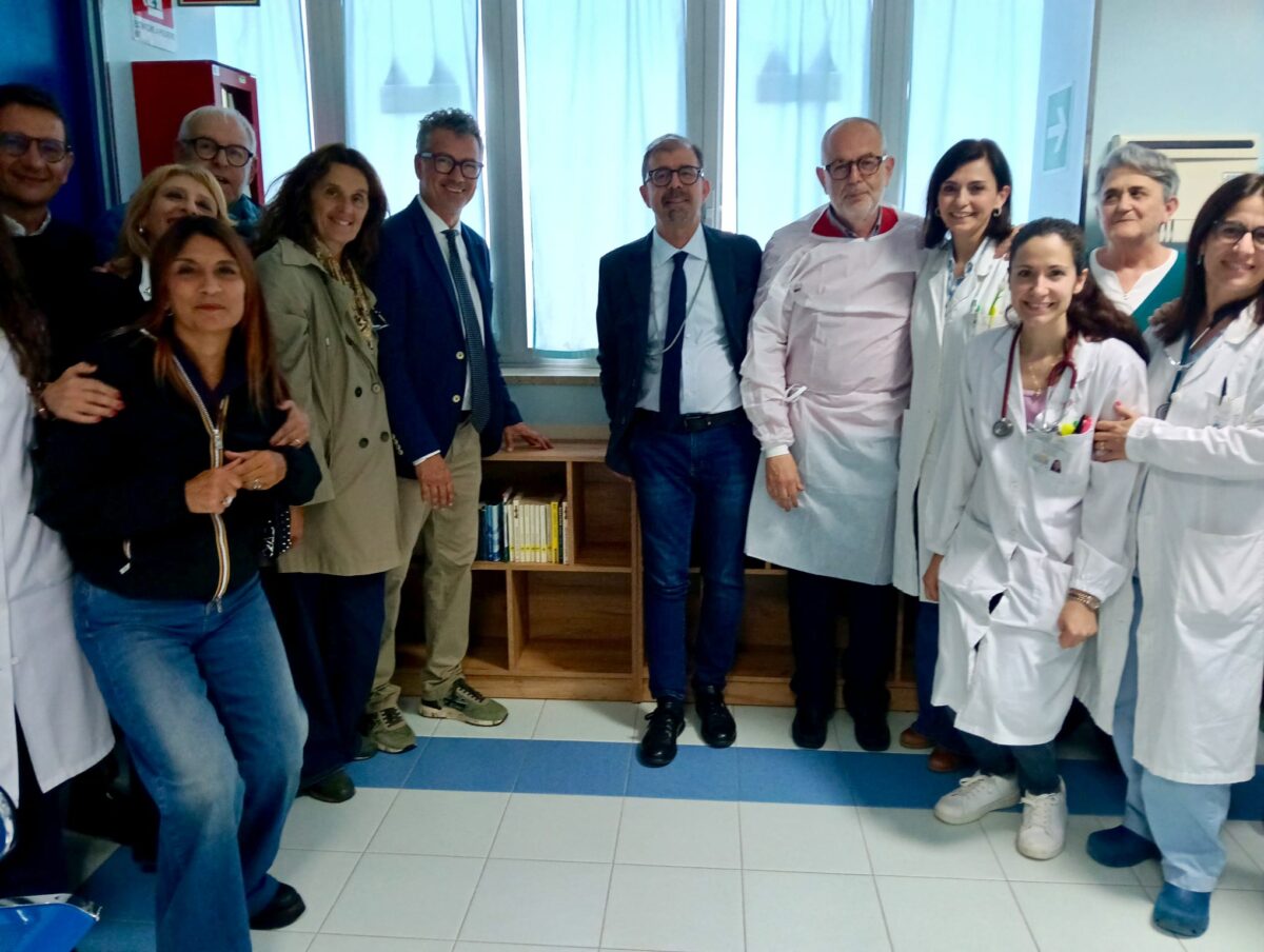 Il Circolo Tennis Trapani dona librerie al reparto oncologico del S. Antonio Abate