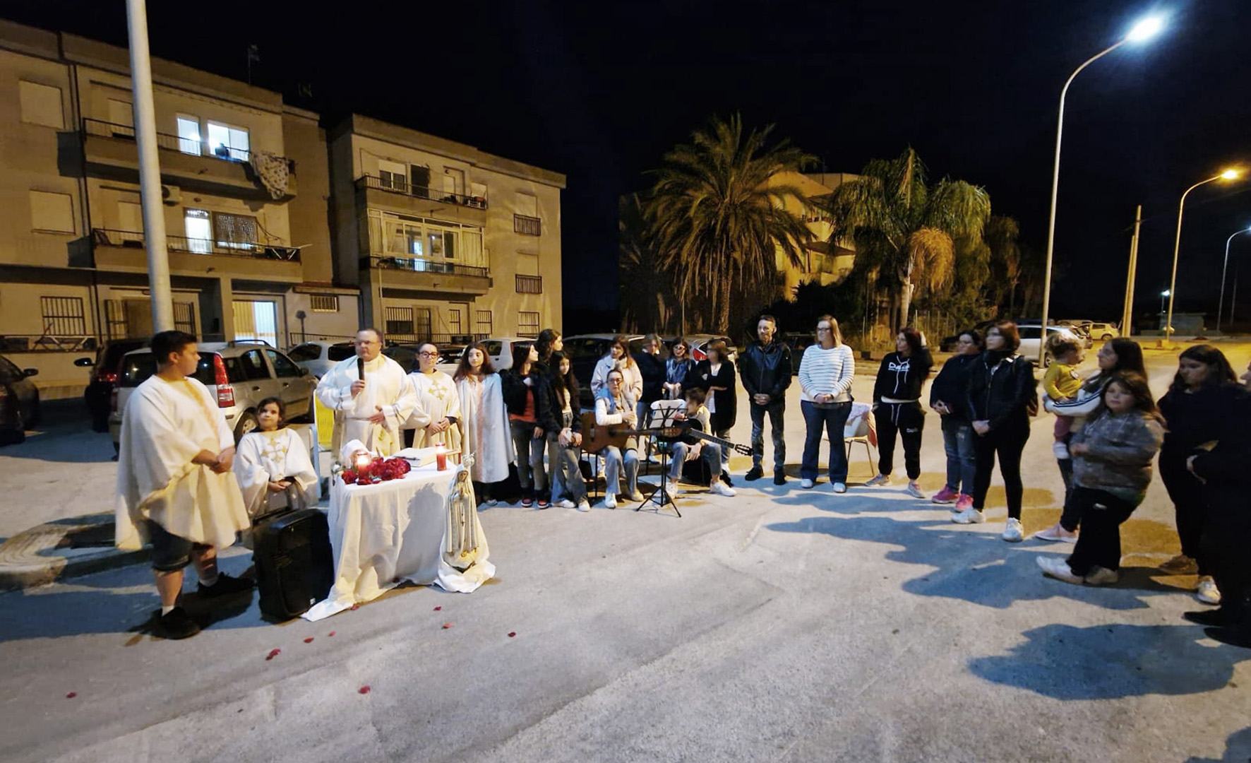 A Campobello l’amicizia sociale, volontarie svolgono catechesi in strada