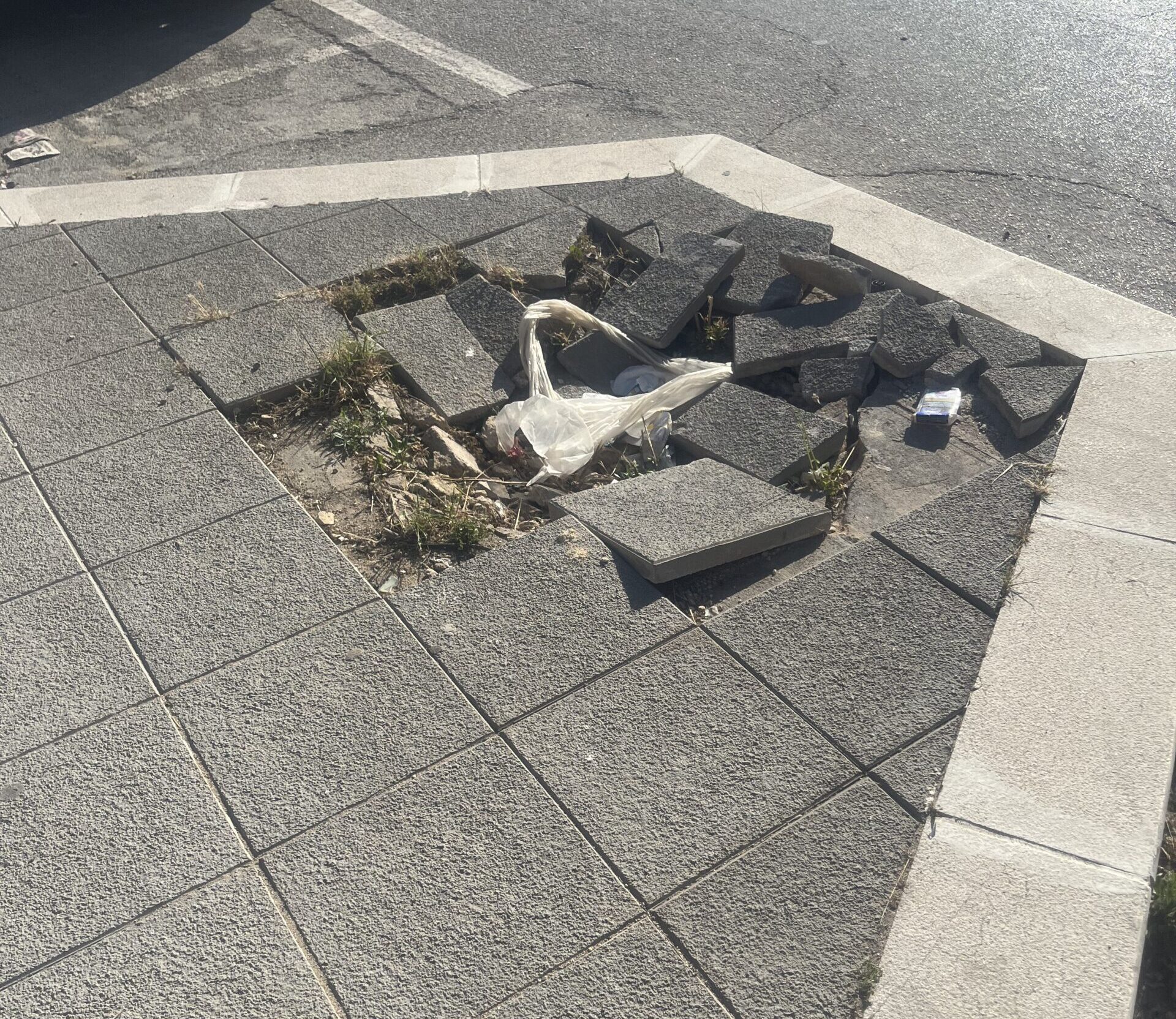 Marsala: in via Amendola i “nuovi” marciapiedi sprofondano…