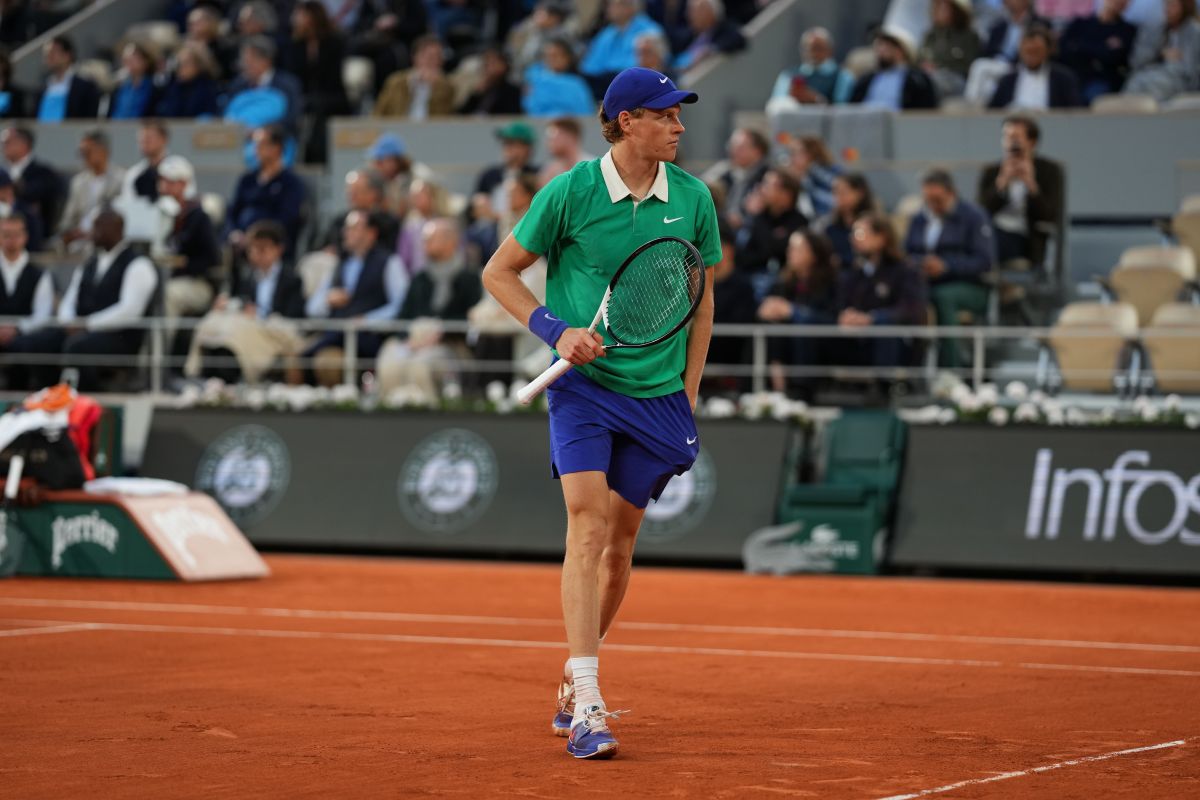 Sinner batte Djokovic 3-0, in finale al Roland Garros