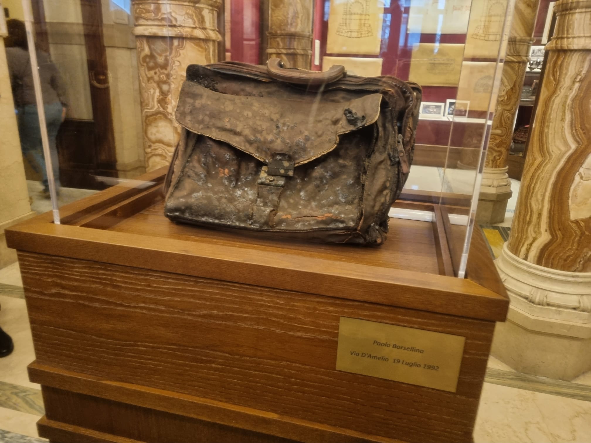 Esposta in Parlamento la borsa da lavoro di Paolo Borsellino. Ma l’agenda rossa è ancora un mistero