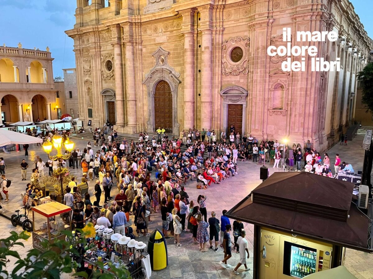 Il mare colore dei libri non si fa, il Comune di Marsala: “Non siamo chiusi”, il PD attacca Grillo